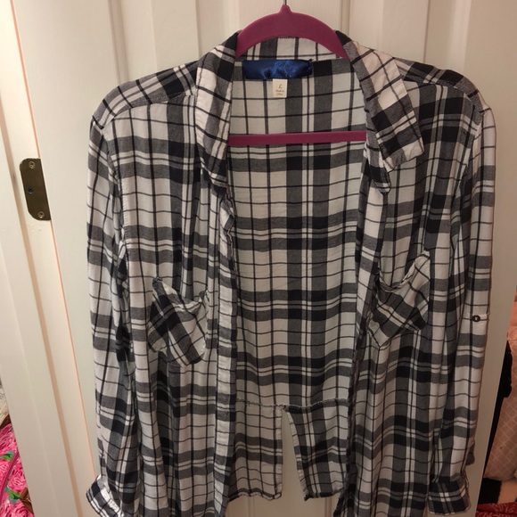 a black and white flannel - Picture 1 of 3